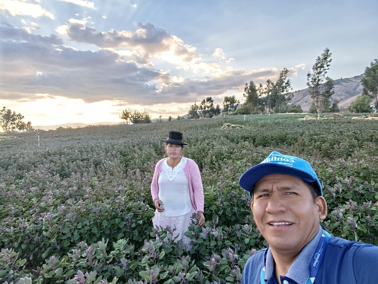 Sesaria Miranda Prado junto a su asesor de negocios Sócrates Huamancusi Flores